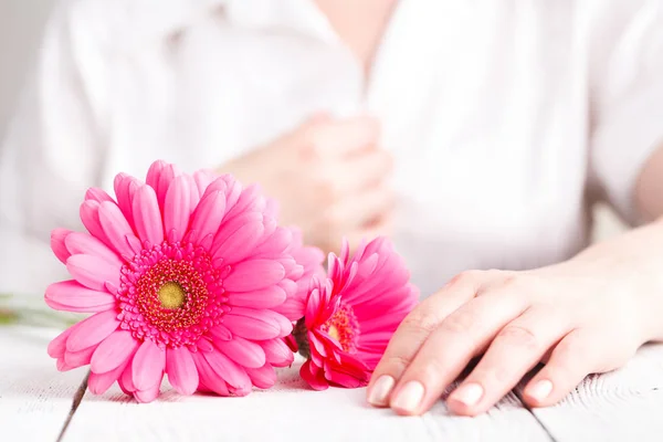 Gerbera Fleur Rose Dans Les Mains Féminines Vue Rapprochée Concept — Photo