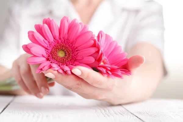 Kvinna Medicinsk Vård Koncept Rosa Blomma Gerbera Hand — Stockfoto