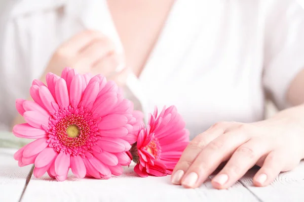 Kvinnlig Hälsa Och Kropp Vård Koncept Rosa Gerbera Händer — Stockfoto