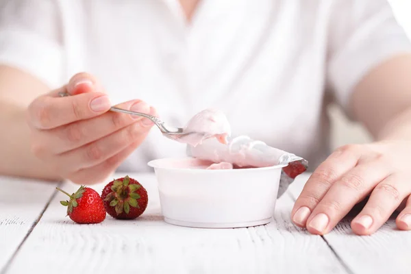 Erdbeere Mit Milchcreme Auf Weißem Tisch Mit Löffel Weiblicher Hand — Stockfoto