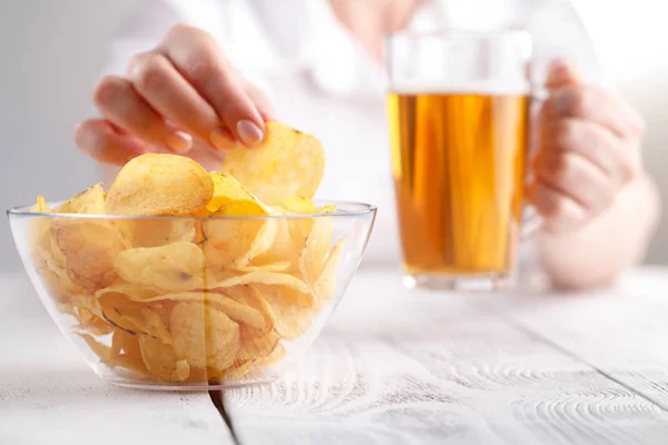 Hembra Con Montón Papas Fritas Plato Grande — Foto de Stock