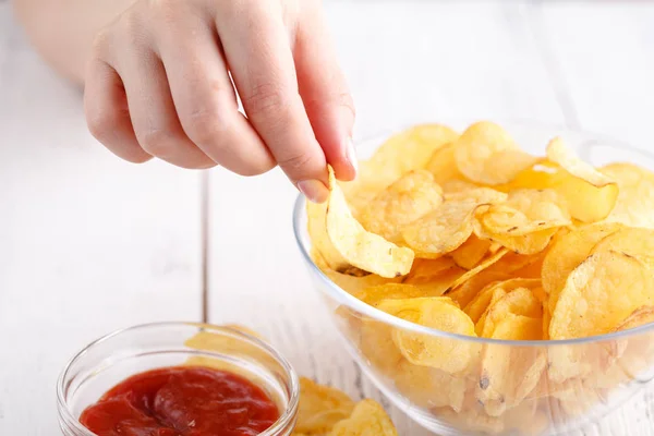 Patatas Fritas Con Ketchup Las Hembras Comen Comida Chatarra — Foto de Stock