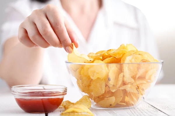 Fet Skräpmat Koncept Kvinna Håll Potatischips Med Ketchup — Stockfoto