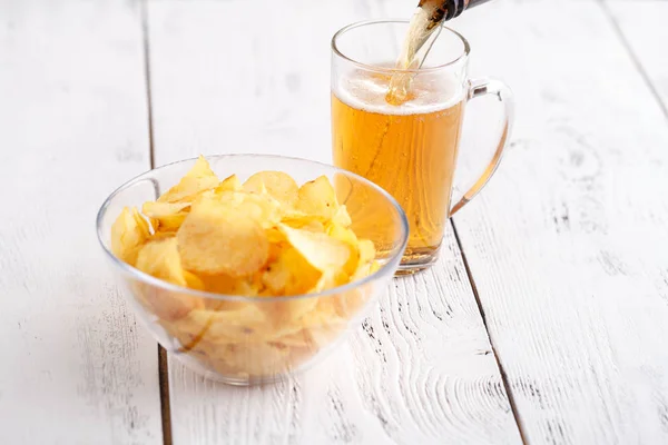 Patatas Fritas Vaso Cerveza Sobre Una Mesa Madera — Foto de Stock