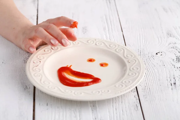 Placa Sorridente Com Ketchup Sobre Fundo Branco — Fotografia de Stock