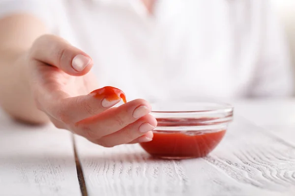 Ketchup Tomate Teste Feminino Dedo — Fotografia de Stock