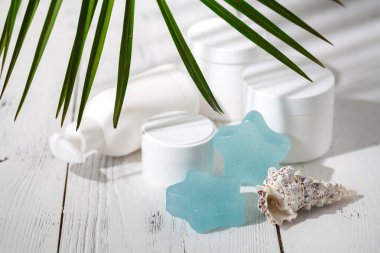 Kozmetik krem ve beyaz masada güzel spa konteynırları