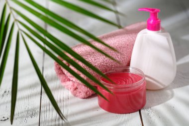 Doğal organik banyo ürünleri. havlu, sabun, şampuan şişesi ve yaprakları. Güzellik arka plan. Mockup tasarım için