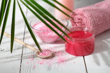 Doğal organik banyo ürünleri. havlu, sabun, şampuan şişesi ve yaprakları. Güzellik arka plan. Mockup tasarım için