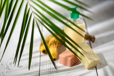 Doğal organik banyo ürünleri. havlu, sabun, şampuan şişesi ve yaprakları. Güzellik arka plan. Mockup tasarım için