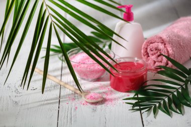 Kozmetik şişe kapları ile yeşil bitki yaprakları