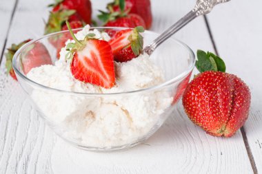 Süzme peynir yoğurt ve çilek ile