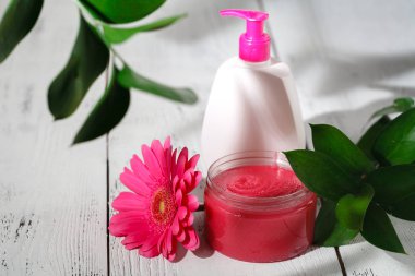 Doğal kozmetik konsepti ile beyaz yaprak yeşil