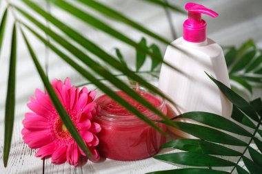 Doğal kozmetik konsepti ile beyaz yaprak yeşil