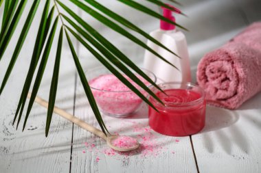 Doğal kozmetik konsepti ile beyaz yaprak yeşil