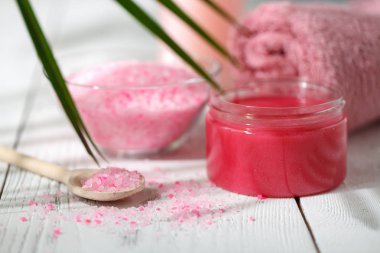 Doğal kozmetik konsepti ile beyaz yaprak yeşil