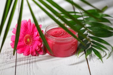 hassas doğal kozmetik wor Cilt Bakımı yeşil yaprakları ile beyaz masada