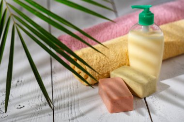 Beyaz ahşap masa üzerinde el yapımı doğal Kozmetik Cilt Bakımı