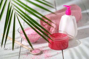 hassas doğal kozmetik wor Cilt Bakımı yeşil yaprakları ile beyaz masada