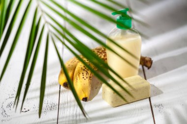 hassas doğal kozmetik wor Cilt Bakımı yeşil yaprakları ile beyaz masada