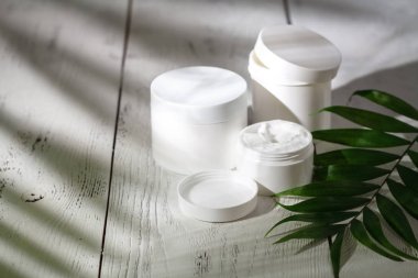 hassas doğal kozmetik wor Cilt Bakımı yeşil yaprakları ile beyaz masada