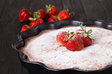 Taze berry ile ev yapımı çilekli pasta