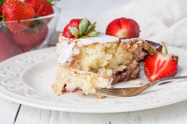 Taze berry ile ev yapımı çilekli pasta