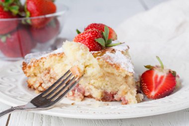 Taze berry ile ev yapımı çilekli pasta