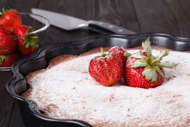 Çilek ile taze pasta ahşap masanın üstüne kesmek