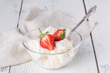 Çilek beyaz tablo ile taze yazlık