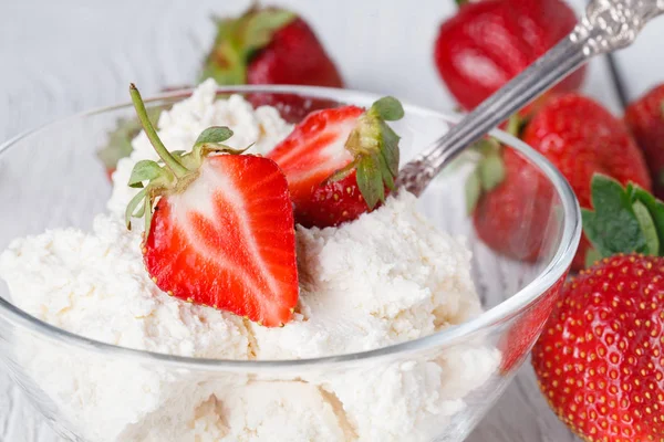 Çilekli güzel bir kulübe.