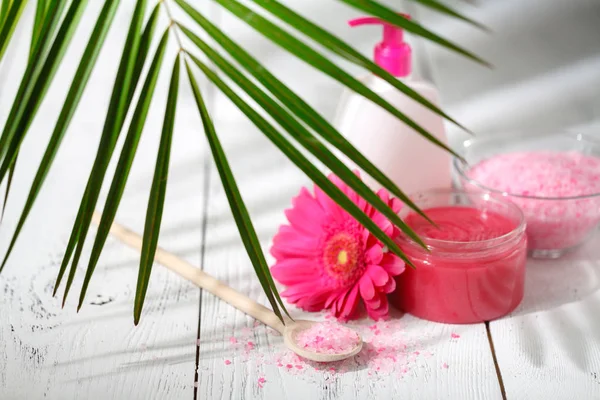 Beyaz ahşap masa üzerinde el yapımı doğal Kozmetik Cilt Bakımı