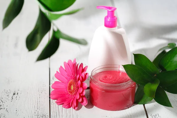 Beyaz ahşap masa üzerinde el yapımı doğal Kozmetik Cilt Bakımı