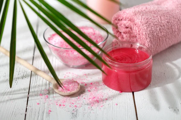 hassas doğal kozmetik wor Cilt Bakımı yeşil yaprakları ile beyaz masada