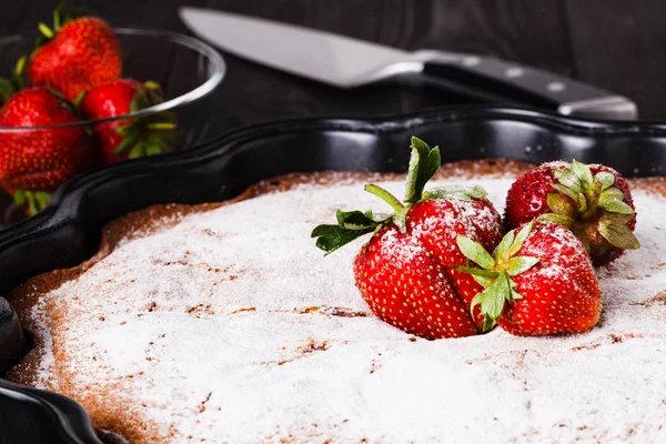 Taze berry ile ev yapımı çilekli pasta