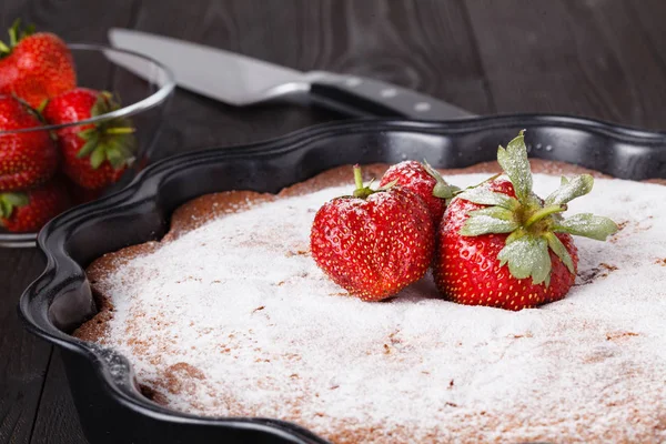 Çilek ile taze pasta ahşap masanın üstüne kesmek