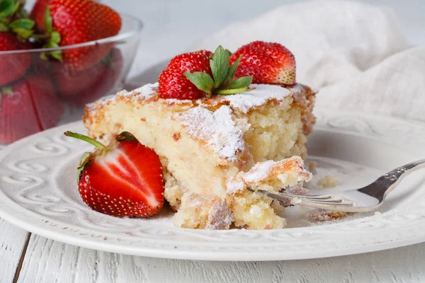 Çilek ile taze pasta ahşap masanın üstüne kesmek