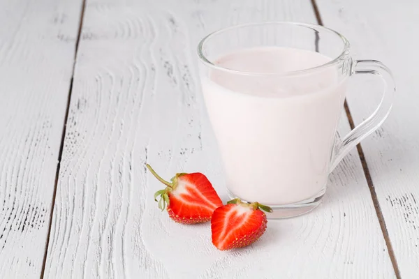 Fraises Boisson Lait Sur Table Bois Blanc — Photo