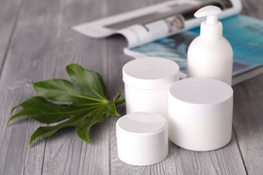 Spa yordamı kavramı, farklı kozmetik kavanoz ve şişe üzerinde ahşap masa