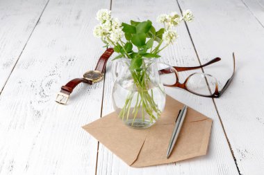 ahşap masa üzerinde cam sürahi beyaz yonca