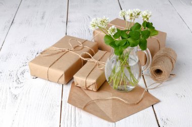 ahşap masa üzerinde cam sürahi beyaz yonca