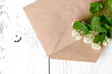 Beyaz yonca zarfta bir yaz mektup konser yatıyor