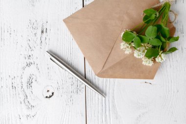 Beyaz yonca zarfta bir yaz mektup konser yatıyor