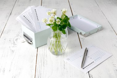 Beyaz yonca zarfta bir yaz mektup konser yatıyor