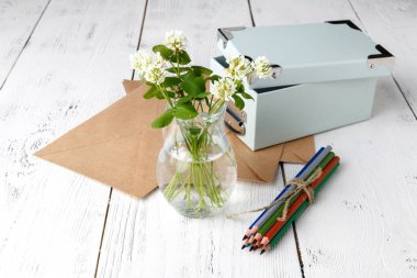 Beyaz yonca zarfta bir yaz mektup konser yatıyor