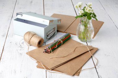 Beyaz yonca zarfta bir yaz mektup konser yatıyor