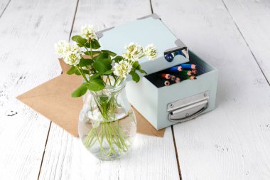 Yaz sanat kavramı, renkli kalemler ile beyaz yonca