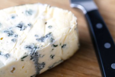 Ahşap arka planda mavi peynir