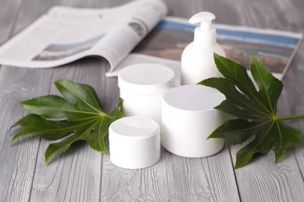 Açık renkli kozmetik ürünleri ile kompozisyon