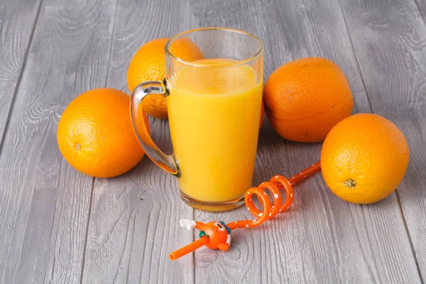 Glas Mit Frischem Orangensaft Mit Frischen Früchten Auf Dunklem Tisch — Stockfoto